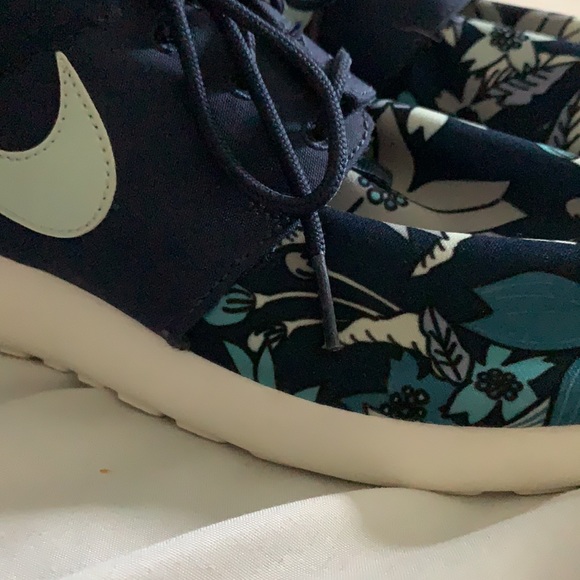 Nike floral print running shoes - Picture 2 of 3